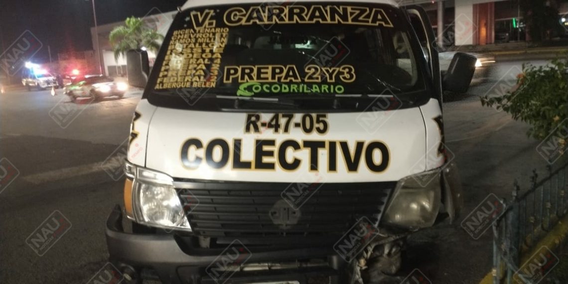 Abandonan combi colectiva que chocó contra camellón