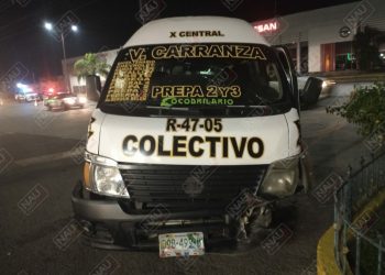 Abandonan combi colectiva que chocó contra camellón