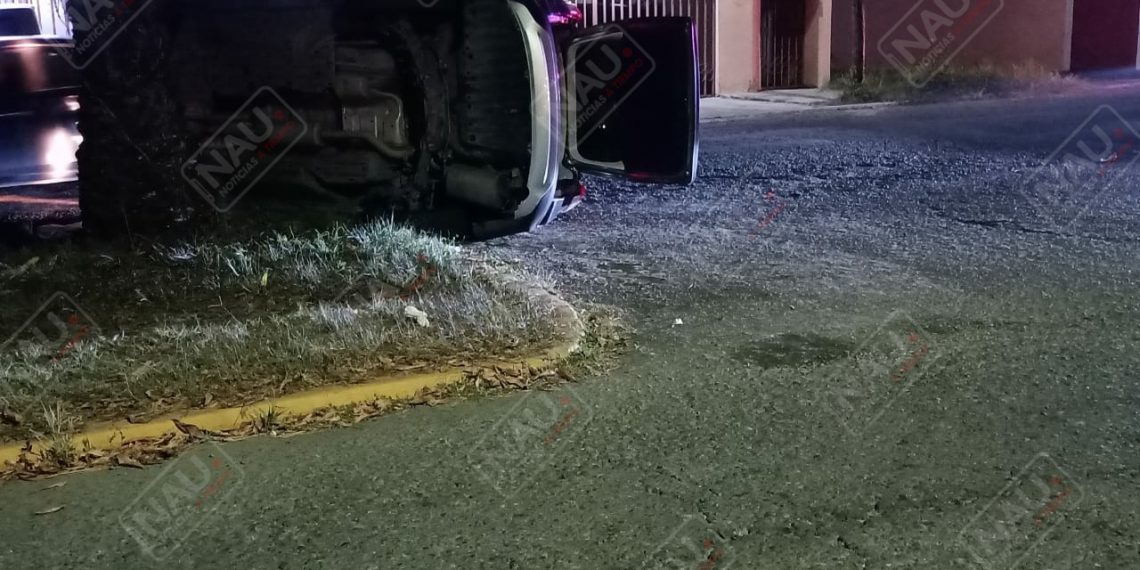 Camioneta CVR terminó volcada en el Boulevard 14 de Septriemte de los Laureles