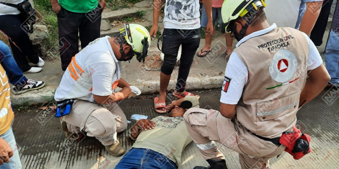 Se cayó de una motocicleta en movimiento