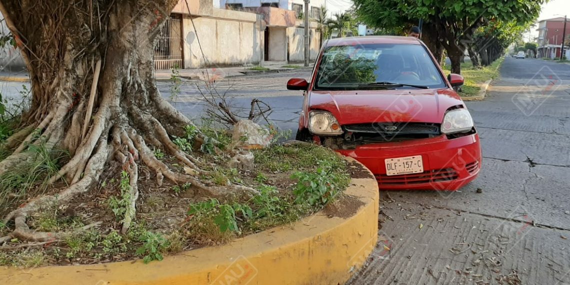 Abandonan vehículo que chocó contra jardínera