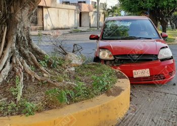 Abandonan vehículo que chocó contra jardínera