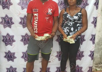 Detienen a pareja con dólares y una persona con marihuana