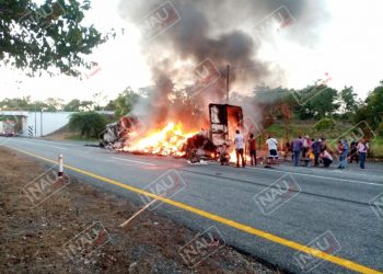 Se incendia tráiler en la carretera Costera