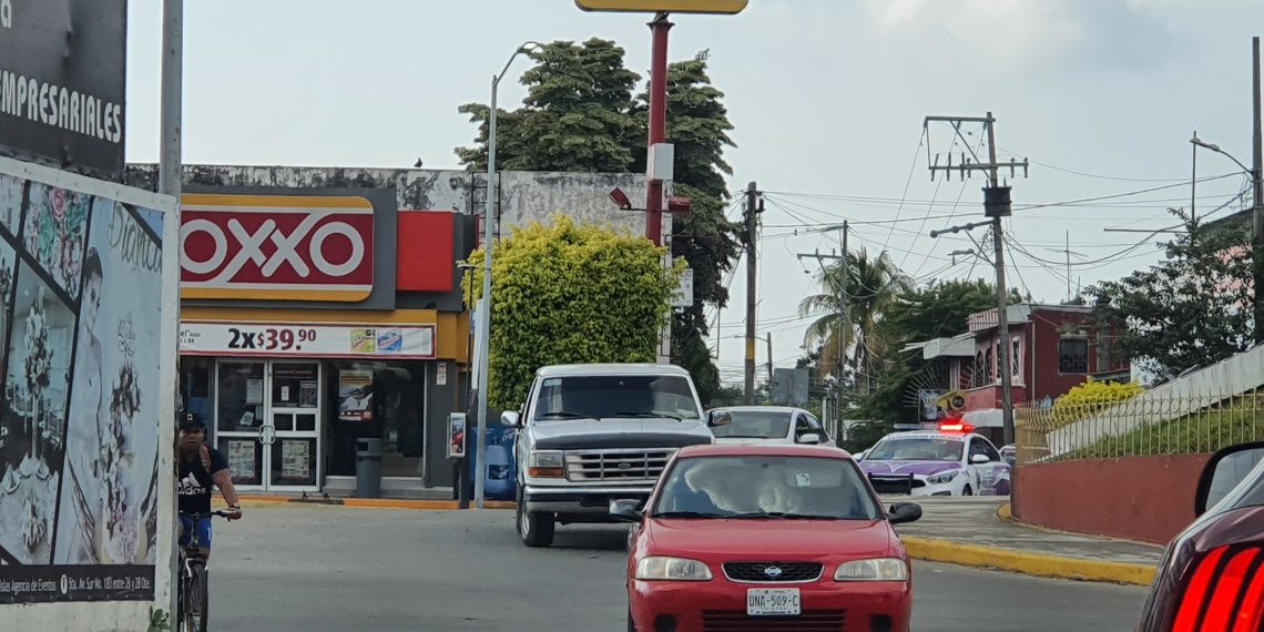 Asaltan Oxxo y delincuentes huyen del lugar