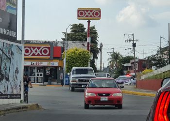Asaltan Oxxo y delincuentes huyen del lugar