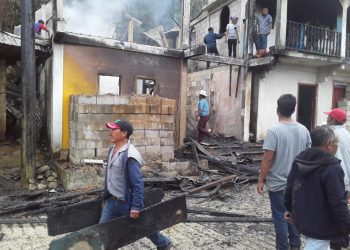EN PAVENCUL, PC MUNICIPAL ATIENDE A LESIONADOS POR INCENDIO DE CASA HABITACIÓN