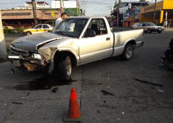 Abandona vehículo tras accidente
