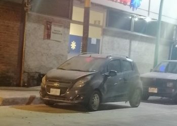 Incendian vehículo de enfermera frente a Hospital Metropolitano