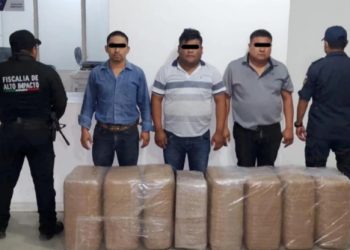 FGE decomisa cargamento de droga y detiene a tres personas en Arriaga