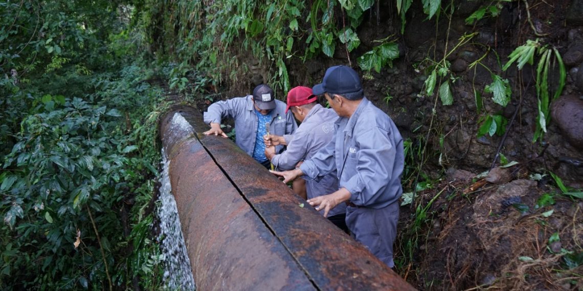 COAPATAP ATIENDE FUGA DE AGUA EN EL PUENTE DE MALPASO