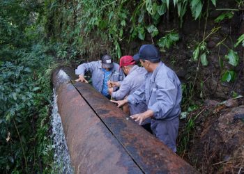 COAPATAP ATIENDE FUGA DE AGUA EN EL PUENTE DE MALPASO