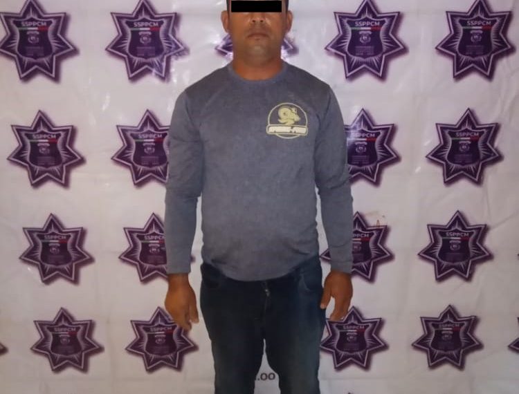 DETIENEN A SUJETO QUE ESCANDALIZABA EN LA VÍA PÚBLICA Y QUE AGREDIÓ A POLICÍAS MUNICIPALES