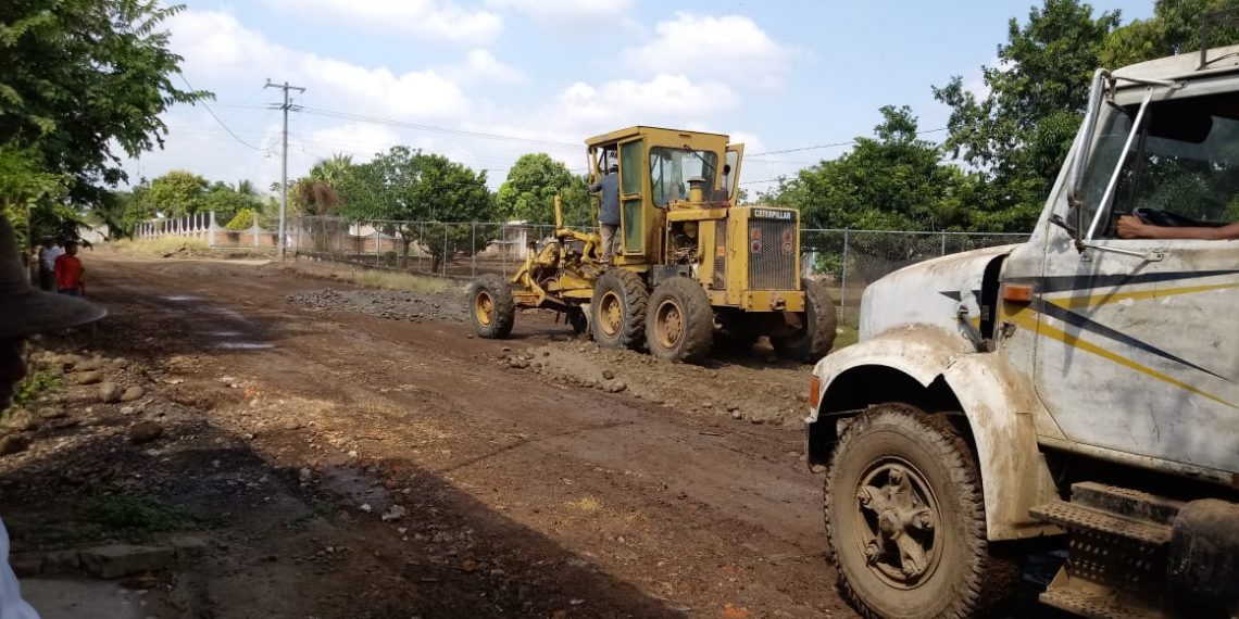 Ayuntamiento de Suchiate continúa con el revestimiento de calles y caminos saca cosechas