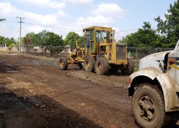 Ayuntamiento de Suchiate continúa con el revestimiento de calles y caminos saca cosechas