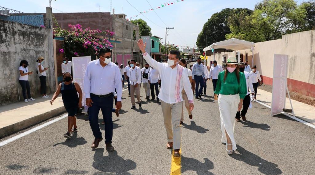 INAUGURAN PAVIMENTACIÓN ASFÁLTICA DE CALLES EN DISTINTAS COLONIAS DE TAPACHULA