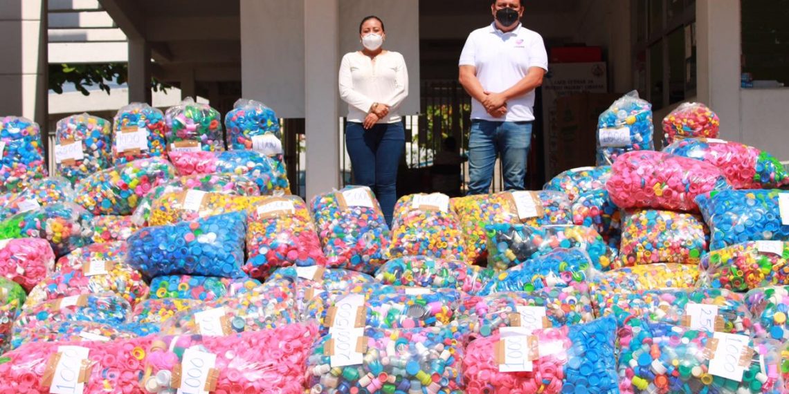 Aída Flores Vázquez entrega más de 300 mil tapitas al DIF Regional