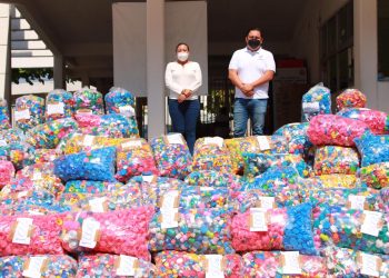 Aída Flores Vázquez entrega más de 300 mil tapitas al DIF Regional