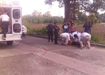 Mujer lesionada al derrapar en su Motocicleta en Mazatan.