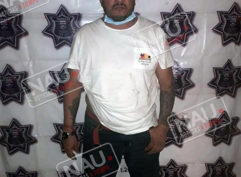 Detienen a sujeto que aventó su carro a policías