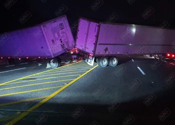 Tráiler se atravesó en el Puente Cahoacán