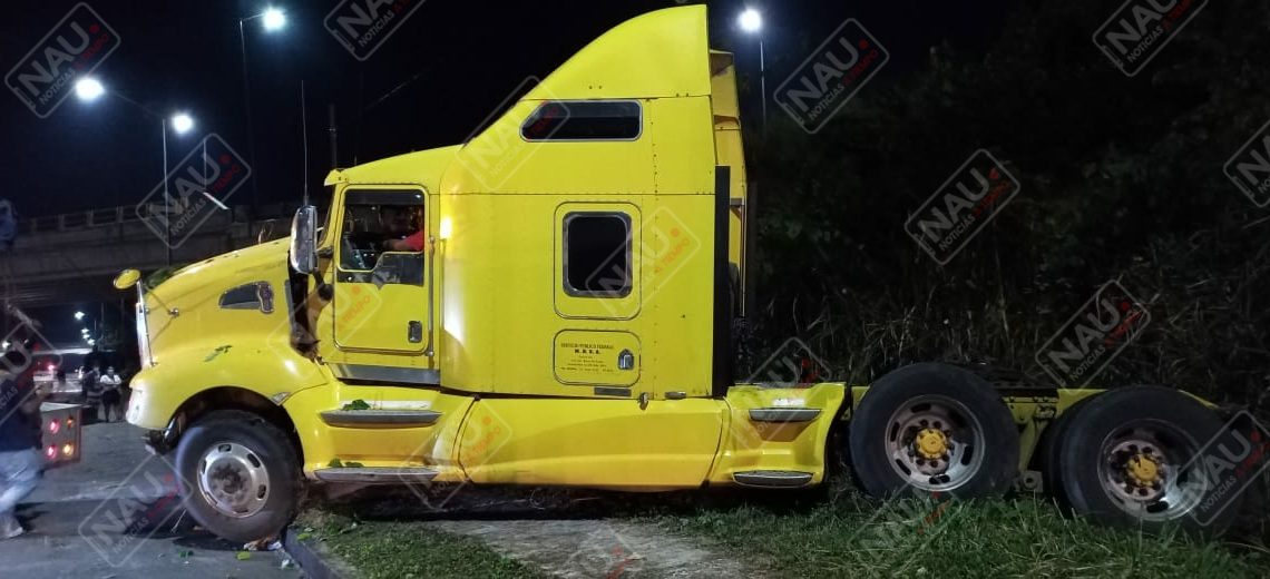 Conductor de un cabezal de tráiler perdió el control del volante y se salió de la carretera