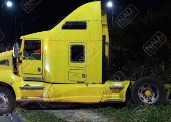 Conductor de un cabezal de tráiler perdió el control del volante y se salió de la carretera