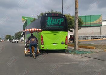 Tijuaneros habilitan como terminal el parque del Malecón ante omisión de autoridades