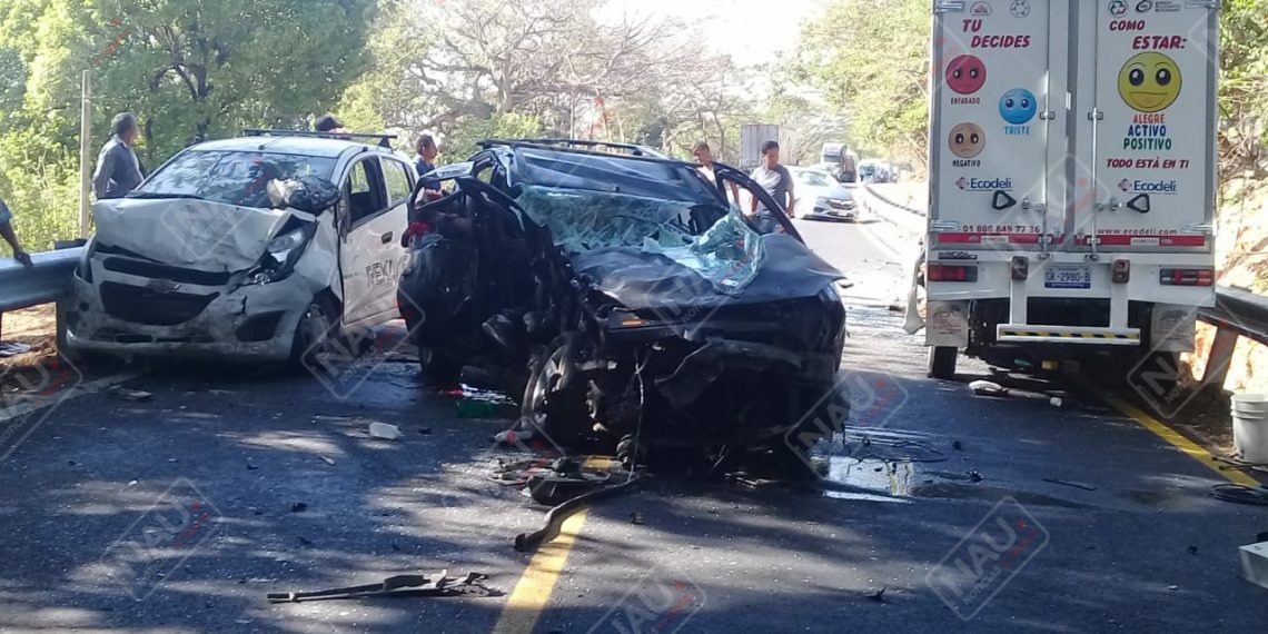 Un muerto y dos lesionados deja choque de tráiler y 5 vehículos