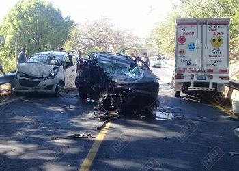 Un muerto y dos lesionados deja choque de tráiler y 5 vehículos