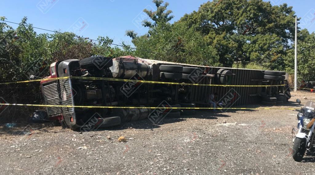 Otro tráiler se vuelca en la curva del diablo en Huixtla
