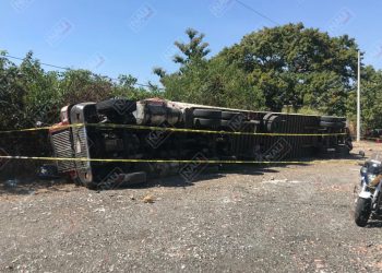 Otro tráiler se vuelca en la curva del diablo en Huixtla