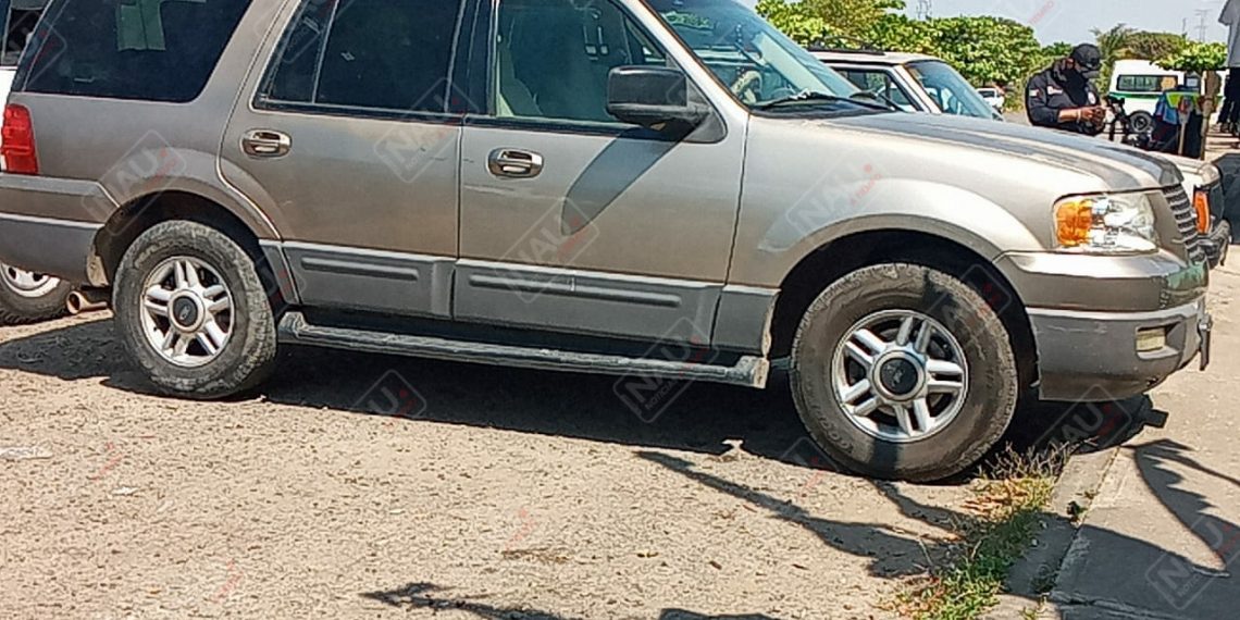 Presuntos Vendedores de droga abandonan camioneta