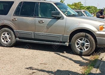Presuntos Vendedores de droga abandonan camioneta