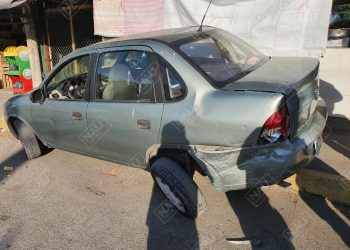 Vehículo se da a la fuga tras chocar contra automóvil estacionado