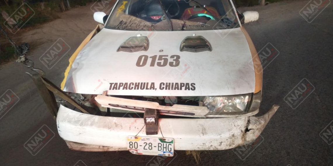 Taxi fue abandonado tras chocar contra un poste de la CFE carretera a los Toros en la Zona baja