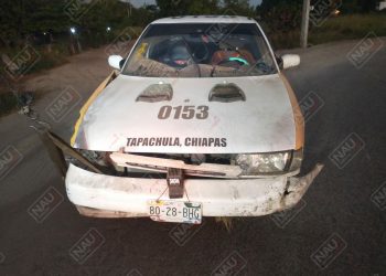 Taxi fue abandonado tras chocar contra un poste de la CFE carretera a los Toros en la Zona baja