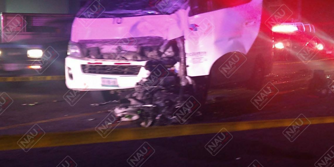 Un muerto y 4 heridos deja choque de combi de seguridad contra motociclista