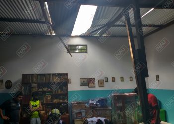 Dos lesionados al caer del techo de una casa