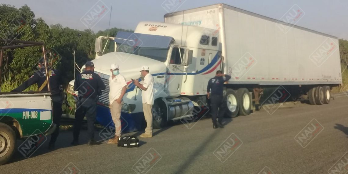 Abandonan trailer que se salió de la carretera en Suchiate