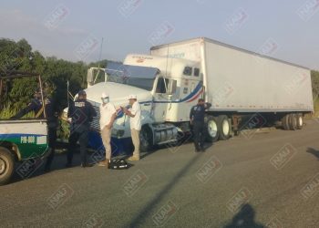 Abandonan trailer que se salió de la carretera en Suchiate