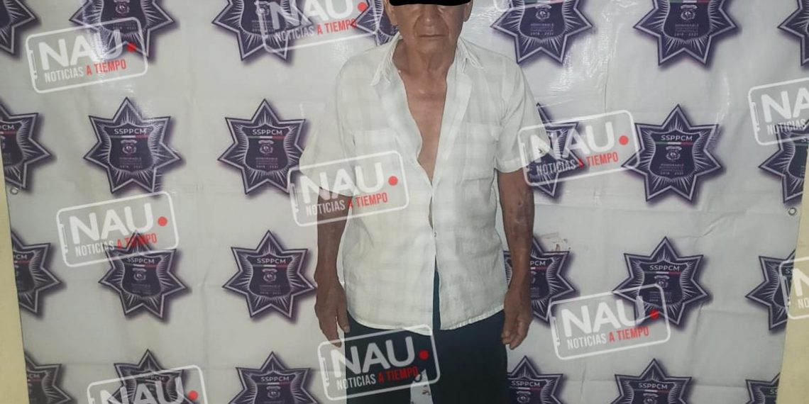 Detienen a un señor por causar daños a un vehículo de pasaje.