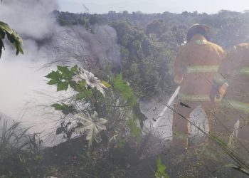 En Colonia Santa Clara, Pc Municipal Y Bomberos Sofocan Incendio De Basurero
