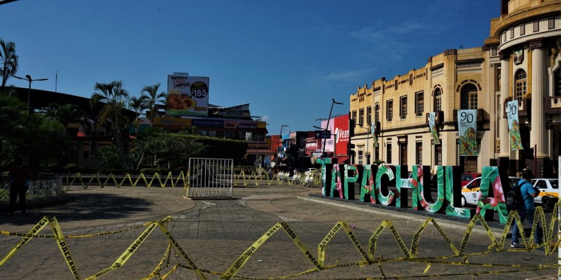 PARA EVITAR AGLOMERACIONES, ACORDONAN Y RESTRINGEN ACCESO A PARQUES DEL CENTRO DE TAPACHULA