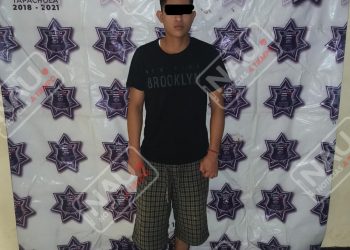 La volvió a golpear.