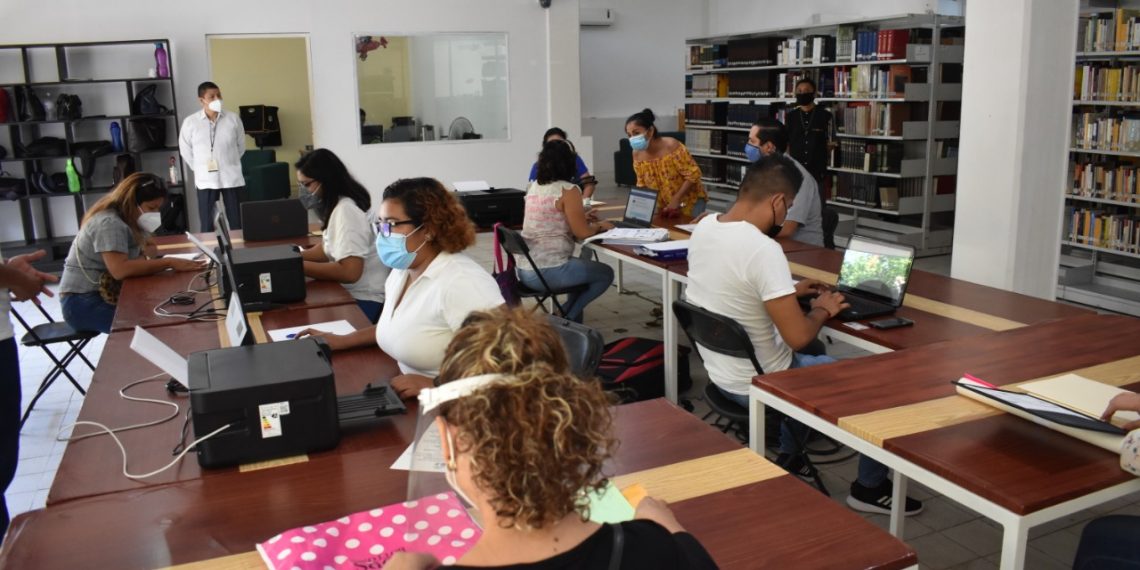 EN APOYO A LOS PROFESIONISTAS INSTALA AYUNTAMIENTO DE TAPACHULA MESA DE ATENCIÓN PARA EL TRÁMITE DE CÉDULAS PROFESIONALES