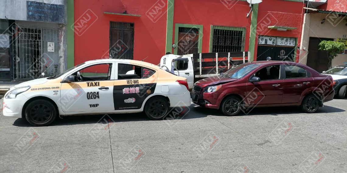 Vehículo particular choca contra taxi
