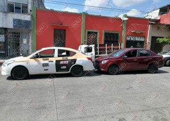 Vehículo particular choca contra taxi