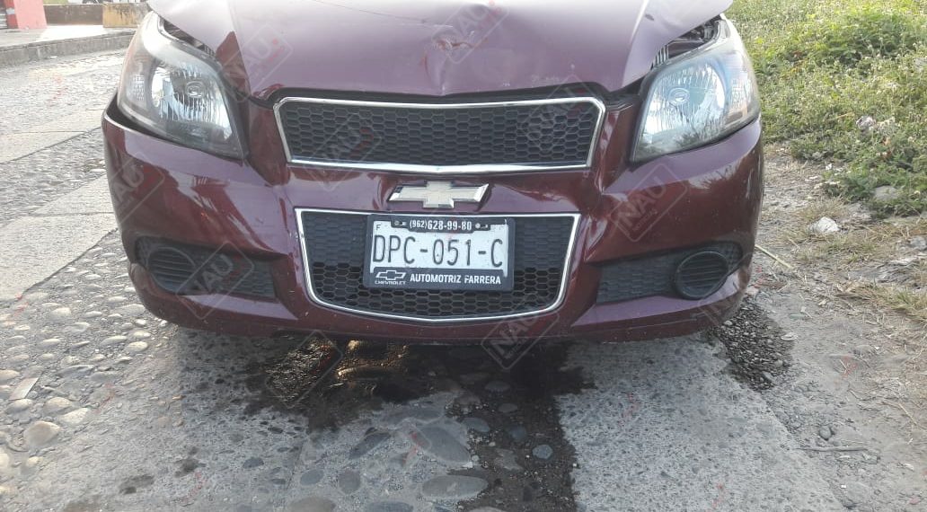 Vehículo abandonado tras accidentarse