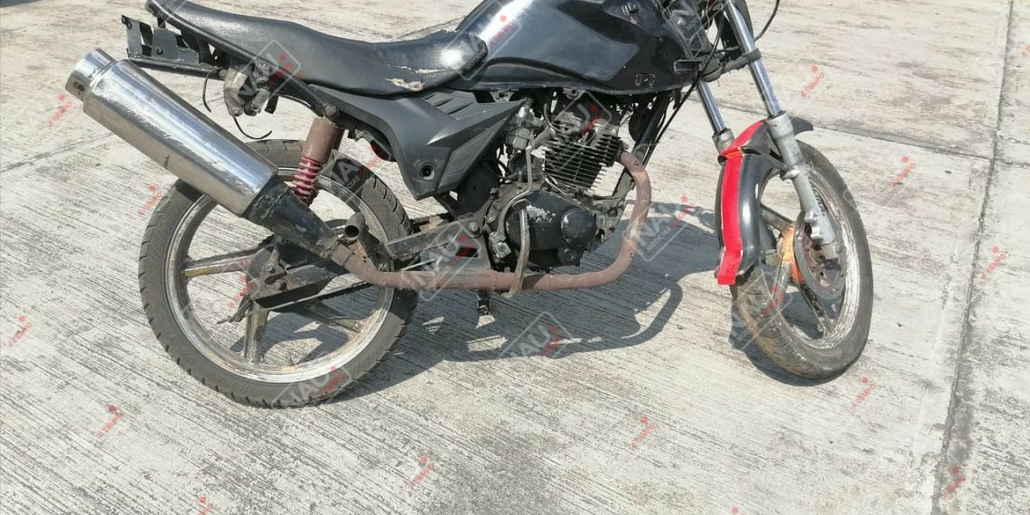 Abandonan motocicleta al ver presencia de la policía en la zona alta